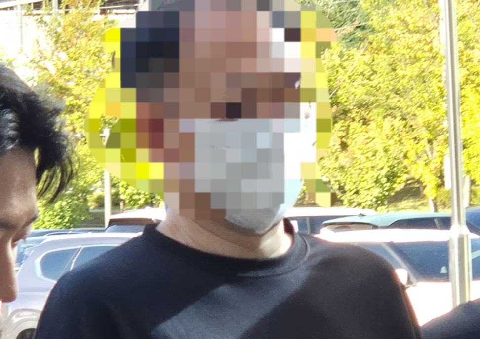 경기 남양주시 한 별장에서 70대 여성을 흉기로 찔러 살해한 혐의를 받는 50대 수행기사가 28일 구속 전 피의자 심문(영장실질심사)을 받기 위해 의정부지법 남양주지원에 출석하고 있다/사진=뉴스1