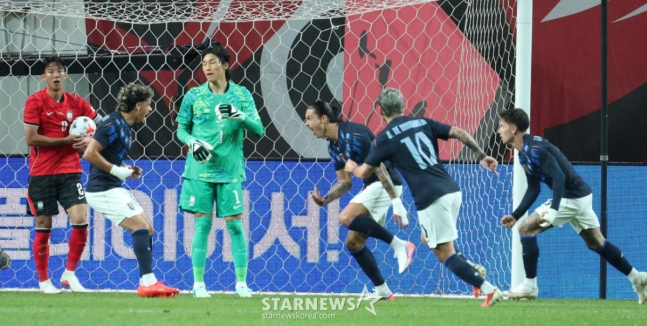 대한민국 축국구가대표팀이 28일 서울월드컵경기장에서 우루과이와 친선경기를 열었다.  우루과이 누녜스가 첫 골을 터트리고 환호하고 있다. /사진=김진경 대기자.