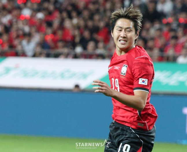 대한민국 축국구가대표팀이 28일 서울월드컵경기장에서 우루과이와 친선경기를 열었다.  이강인이 강한 슈팅이 빗나가자 아쉬워하고 있다. /사진=김진경 대기자.