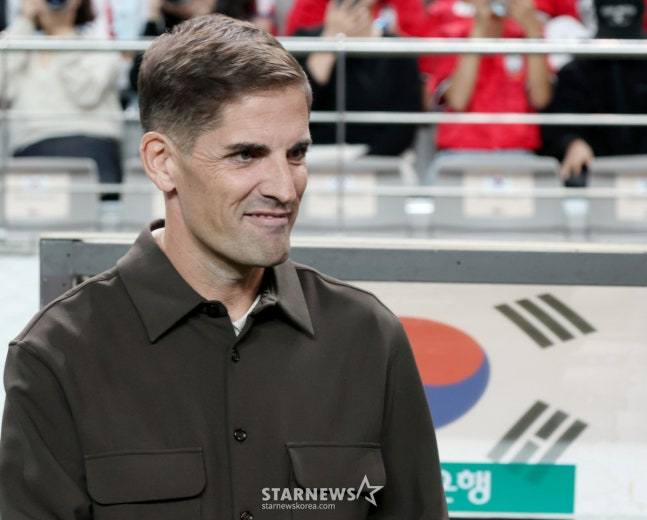 대한민국 축국구가대표팀이 28일 서울월드컵경기장에서 우루과이와 친선경기를 열었다. 모레노 감독이 밝은 표정으로 그라운드를 응시하고 있다. /사진=김진경 대기자.
