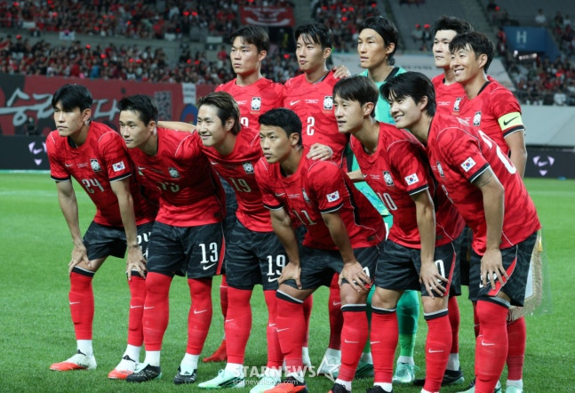 대한민국 축국구가대표팀이 28일 서울월드컵경기장에서 우루과이와 친선경기를 열었다. 이강인을 비롯한 베스트 11이 기념촬영을 하고 있다. /사진=김진경 대기자.