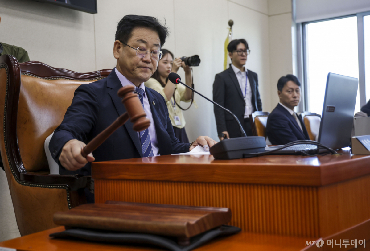 [서울=뉴시스] 정병혁 기자 = 김정호 국회 기후에너지환경노동위원장이 8일 서울 여의도 국회에서 열린 기후에너지환경노동위원회 전체회의에서 의사봉을 두드리고 있다. 2026.09.08. jhope@newsis.com /사진=정병혁