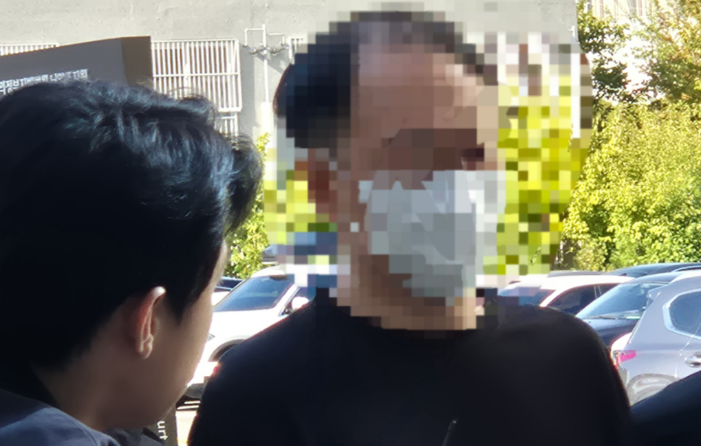 경기 남양주시 한 별장에서 70대 여성을 흉기로 찔러 살해한 혐의를 받는 50대 수행기사가 28일 구속 전 피의자 심문(영장실질심사)을 받기 위해 의정부지법 남양주지원에 출석하고 있다/사진=뉴스1