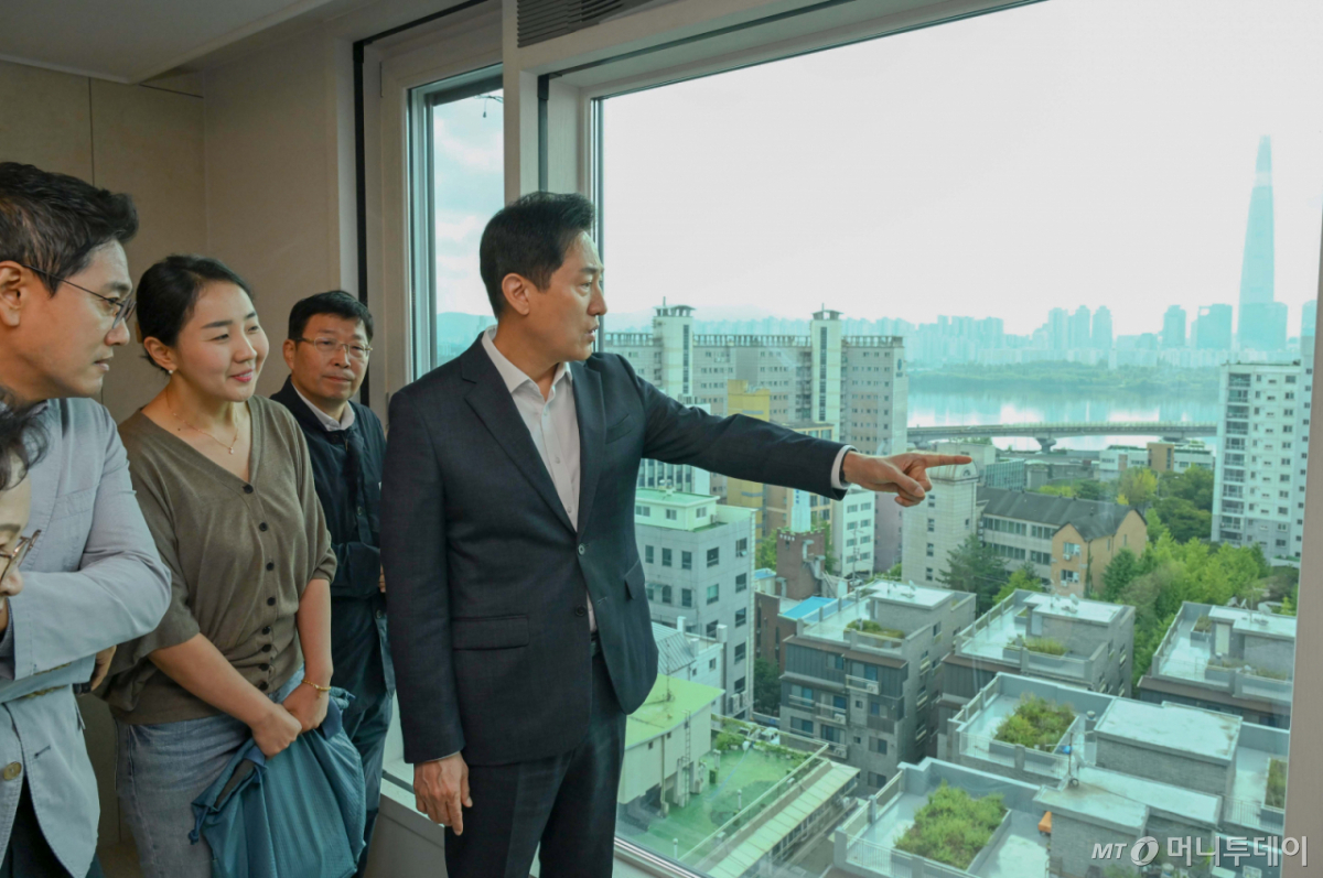 오세훈 서울시장(오른쪽)이 28일 서울 광진구 구의동 소재 모아주택 1호 사업지 '강변역 센트럴아이파크'를 방문, 주거시설을 둘러보고 있다. /사진=뉴시스