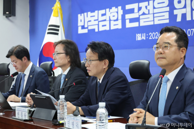 권칠승 더불어민주당 정책위의장이 28일 서울 여의도 국회 의원회관에서 열린 반복담합 근절을 위한 입법 추진 당정협의회에서 발언하고 있다. /뉴스1