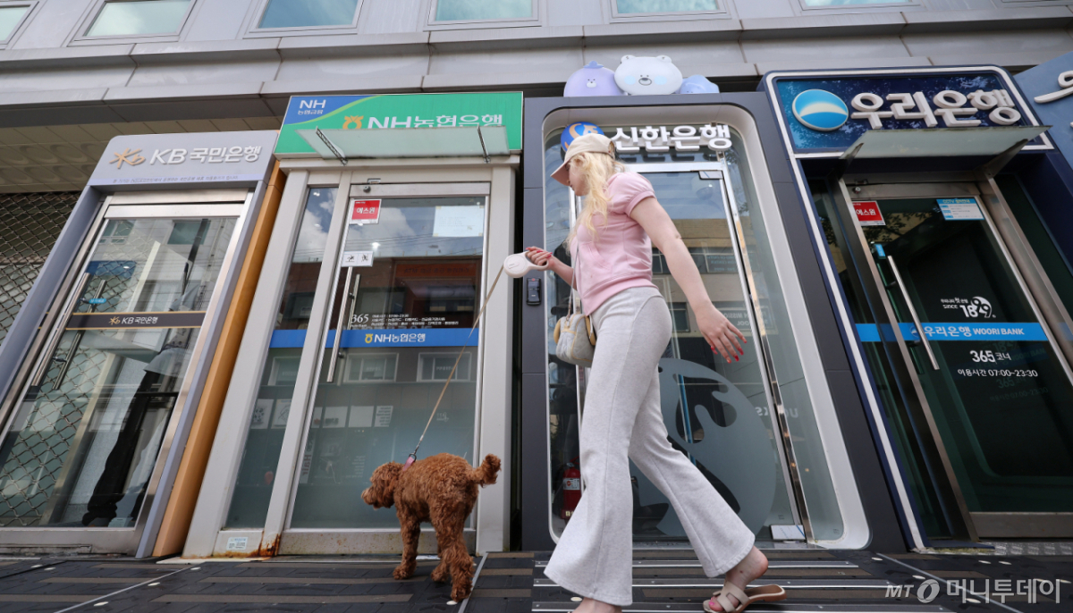 (서울=뉴스1) 박지혜 기자 = 2일 오후 서울 시내의 한 시중은행 ATM 앞으로 시민이 이동하고 있다. 이날 금융권에 따르면 5대 은행의 가계대출 증가액은 석 달 연속 3조~4조원대를 기록했다. 연말까지 추가 대출 여력은 1조3000억원대에 그치는 것으로 나타났다. 2026.9.2/뉴스1 Copyright © 뉴스1. All rights reserved. 무단 전재 및 재배포, AI학습 이용 금지. /사진=(서울=뉴스1) 박지혜 기자
