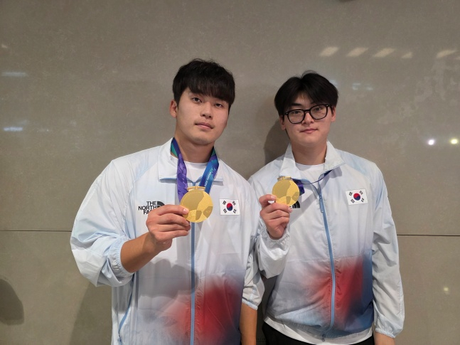 한국 야구 국가대표팀 박영현(왼쪽)과 조병현이 28일 인천국제공항을 통해 귀국한 뒤 취재진과 인터뷰에 응했다. /사진=스타뉴스