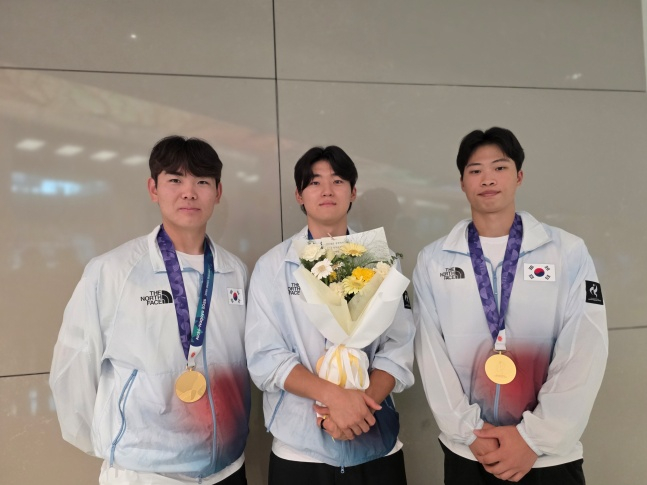 대한민국 야구 대표팀 성영탁, 김도영, 박재현(왼쪾부터)이 28일 인천국제공항을 통해 귀국한 뒤 취재진과 인터뷰에 응했다. /사진=김동윤 기자