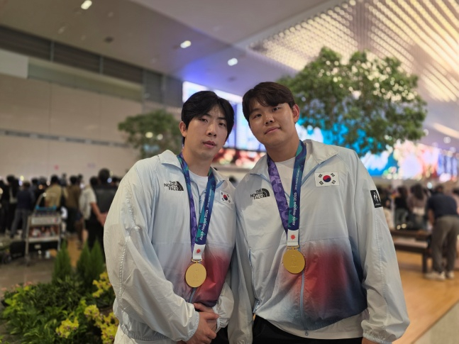 대한민국 야구 대표팀 오원석(왼쪽)과 소형준이 28일 인천국제공항을 통해 귀국한 뒤 취재진과 인터뷰에 응했다. /사진=김동윤 기자