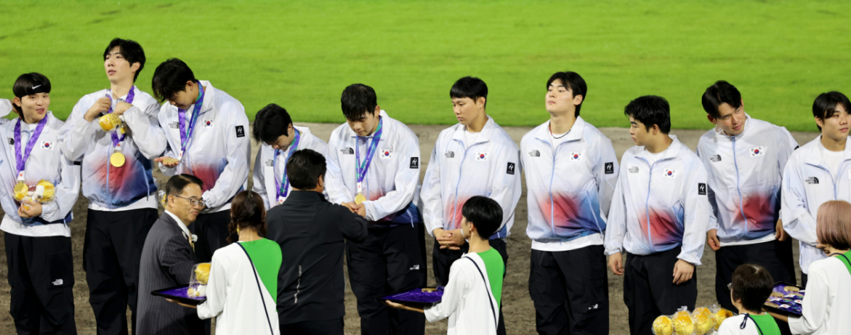 정준재 오원석 등 대한민국 야구대표팀 선수들이 27일 일본 아이치현 도요하시 시민구장에서 열린 2026 아이치·나고야 야구 슈퍼라운드 한국과 일본 결승전에서 승리하며 금메달을 수상하고 있다. 2026.09.27. /사진=강영조 cameratalks@