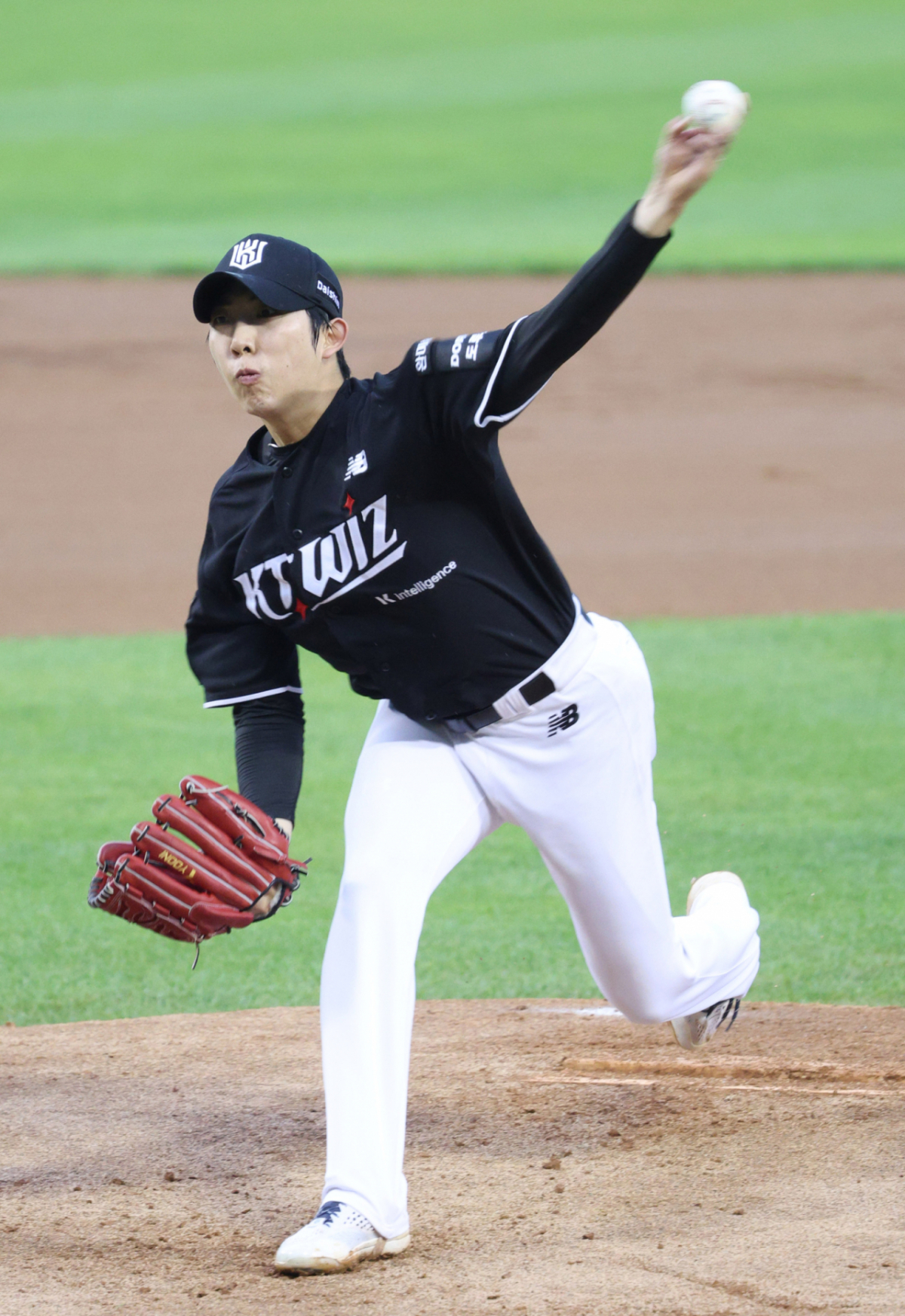 KT 오원석이 역투하고 있다. /사진=김진경 대기자