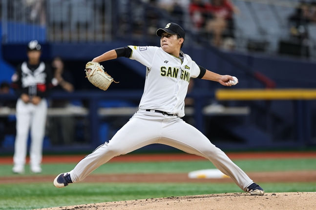 28일 역투하는 김기중. /사진=KBO