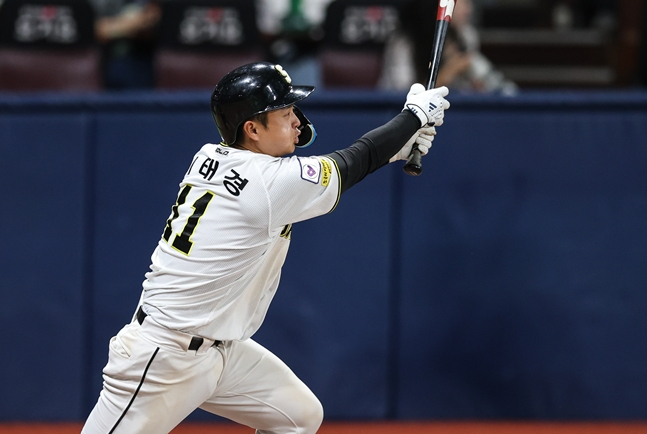 타격하는 이태경. /사진=KBO