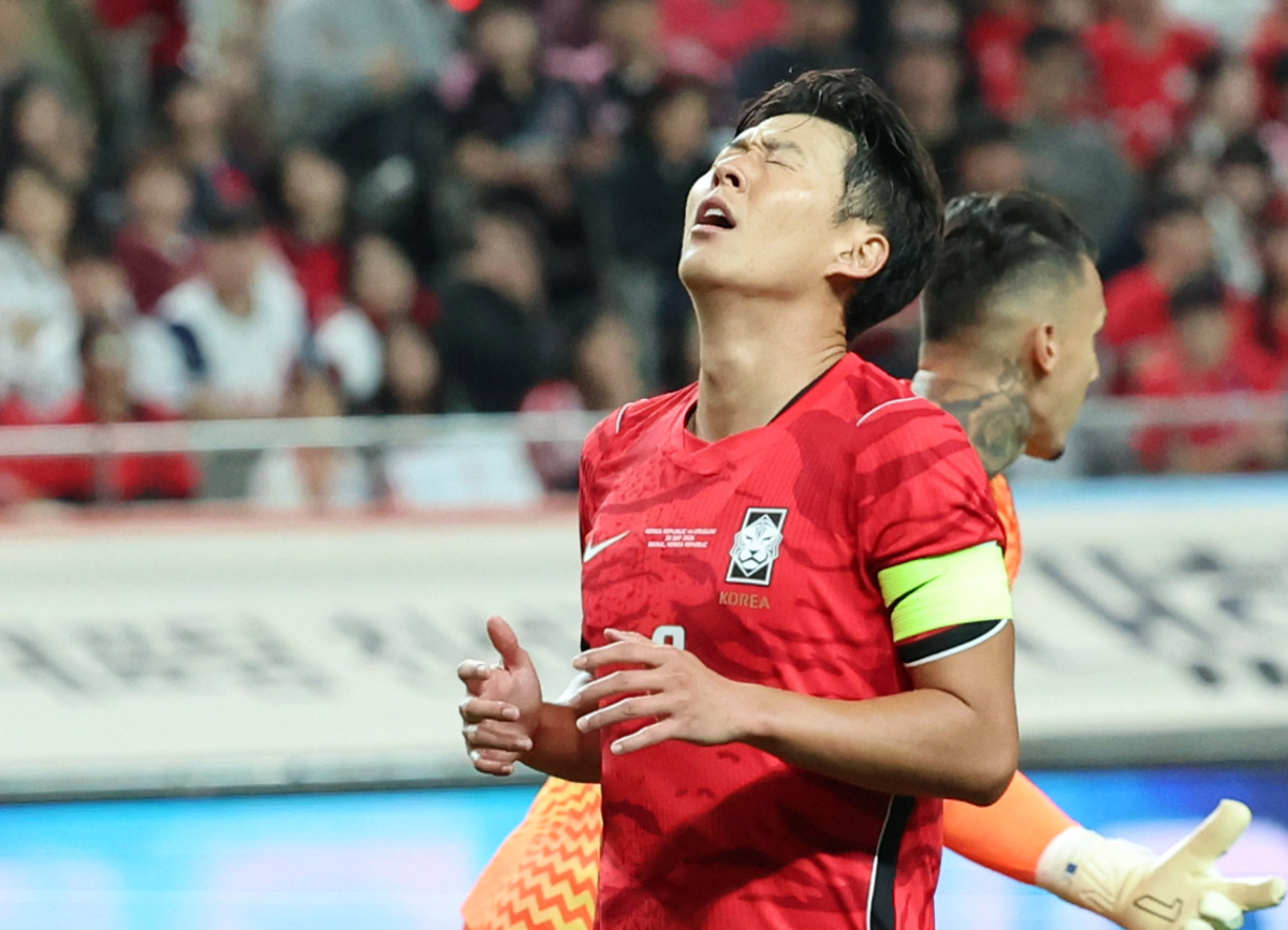 28일 서울 마포구 서울상암월드컵경기장에서 열린 하나은행 초청 대한민국 축구 국가대표팀 친선경기 대한민국 대 우루과이의 경기, 대한민국 손흥민이 골찬스를 놓친 뒤 아쉬워하고 있다/사진=뉴시스