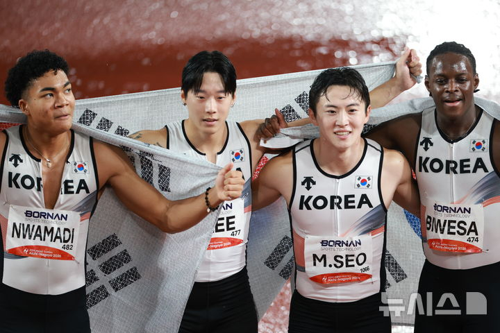 28일 오후(현지 시간) 일본 나고야 미즈호 파크 육상경기장에서 열린 2026 아이치·나고야 아시안게임 육상 남자 400m 계주 결승, 동메달을 차지한 대한민국 나마디 조엘진, 비웨사 다니엘 가사마, 이재성, 서민준이 기념촬영 하고 있다. /사진=뉴시스
