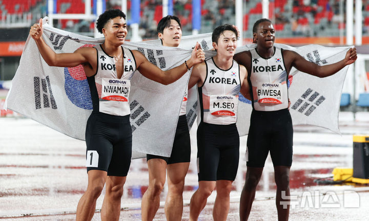 28일 오후(현지 시간) 일본 나고야 미즈호 파크 육상경기장에서 열린 2026 아이치·나고야 아시안게임 육상 남자 400m 계주 결승, 동메달을 차지한 대한민국 나마디 조엘진, 비웨사 다니엘 가사마, 이재성, 서민준이 기념촬영 하고 있다. /사진=뉴시스
