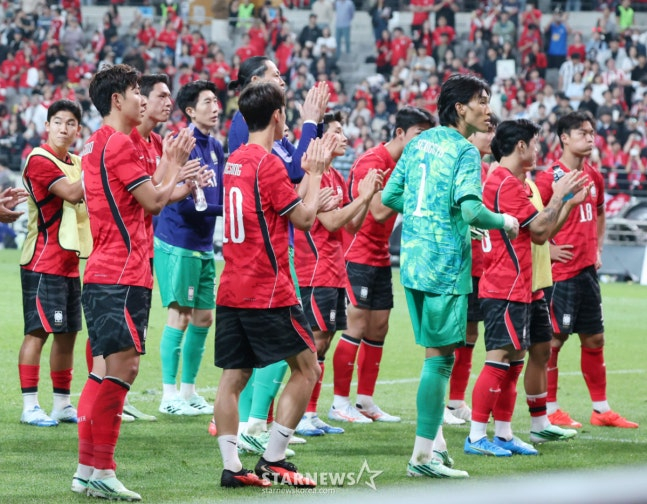 대한민국 축국구가대표팀이 28일 서울월드컵경기장에서 우루과이와 친선경기를 열었다.  손흥민을 비롯한 선수들이 우루과이에 1-4로 패배한 후 침울한 표정으로 응원단에 인사하고 있다. /사진=김진경 대기자.