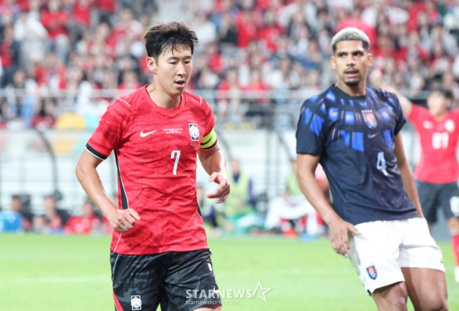 대한민국 축국구가대표팀이 28일 서울월드컵경기장에서 우루과이와 친선경기를 열었다.  손흥민이 이강인의 도움을 받아 만회골을 터트린 후 터닝하고 있다. /사진=김진경 대기자.