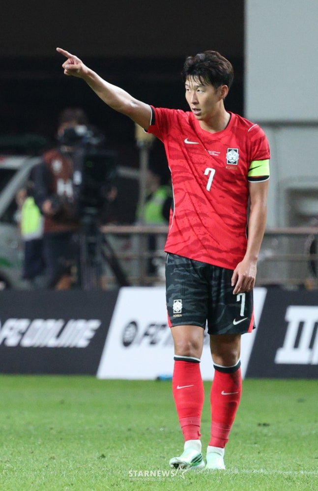 대한민국 축국구가대표팀이 28일 서울월드컵경기장에서 우루과이와 친선경기를 열었다.  손흥민이 만회골을 터트린 후 어시스트틀 한 이강인에 사인을 보내고 있다. /사진=김진경 대기자.