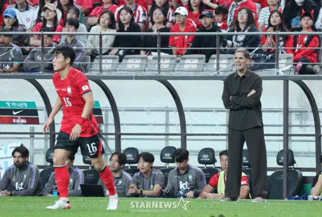대한민국 축국구가대표팀이 28일 서울월드컵경기장에서 우루과이와 친선경기를 열었다. 모레노 감독아 작전 지시를 하고 있다. /사진=김진경 대기자.