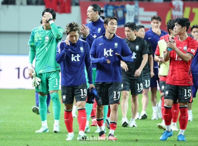 대한민국 축국구가대표팀이 28일 서울월드컵경기장에서 우루과이와 친선경기를 열었다. 이강인을 비롯한 선수들이 우루과이에 1-4로 패배한 후 침울한 표정으로 응원단에 인사하고 있다. /사진=김진경 대기자.