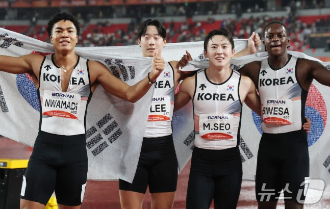 28일 나고야시 미즈호파크 주경기장에서 열린 2026 아이치·나고야아시안게임 남자 육상 400m 계주 결승에서 나마디 조엘진(왼쪽부터), 이재성, 서민준, 비웨사 다니엘이 동메달을 확정 짓고 기뻐하고 있다. /사진=뉴스1