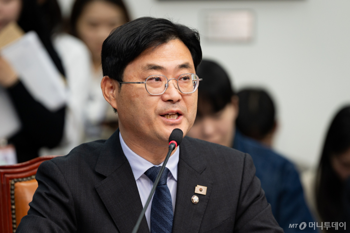 (서울=뉴스1) 유승관 기자 = 이정문 더불어민주당 충남도당 위원장이 29일 서울 여의도 국회에서 열린 제2차 인재영입식에서 인사말을 하고 있다. 하정우 전 수석은 전재수 의원이 당 부산시장 후보로 선출되면서 공석이 된 부산 북구갑 지역구에, 전은수 전 대변인은 강훈식 대통령 비서실장의 지역구였던 충남 아산을에 출마할 전망이다. 2026.4.29/뉴스1 Copyright © 뉴스1. All rights reserved. 무단 전재 및 재배포, AI학습 이용 금지. /사진=(서울=뉴스1) 유승관 기자