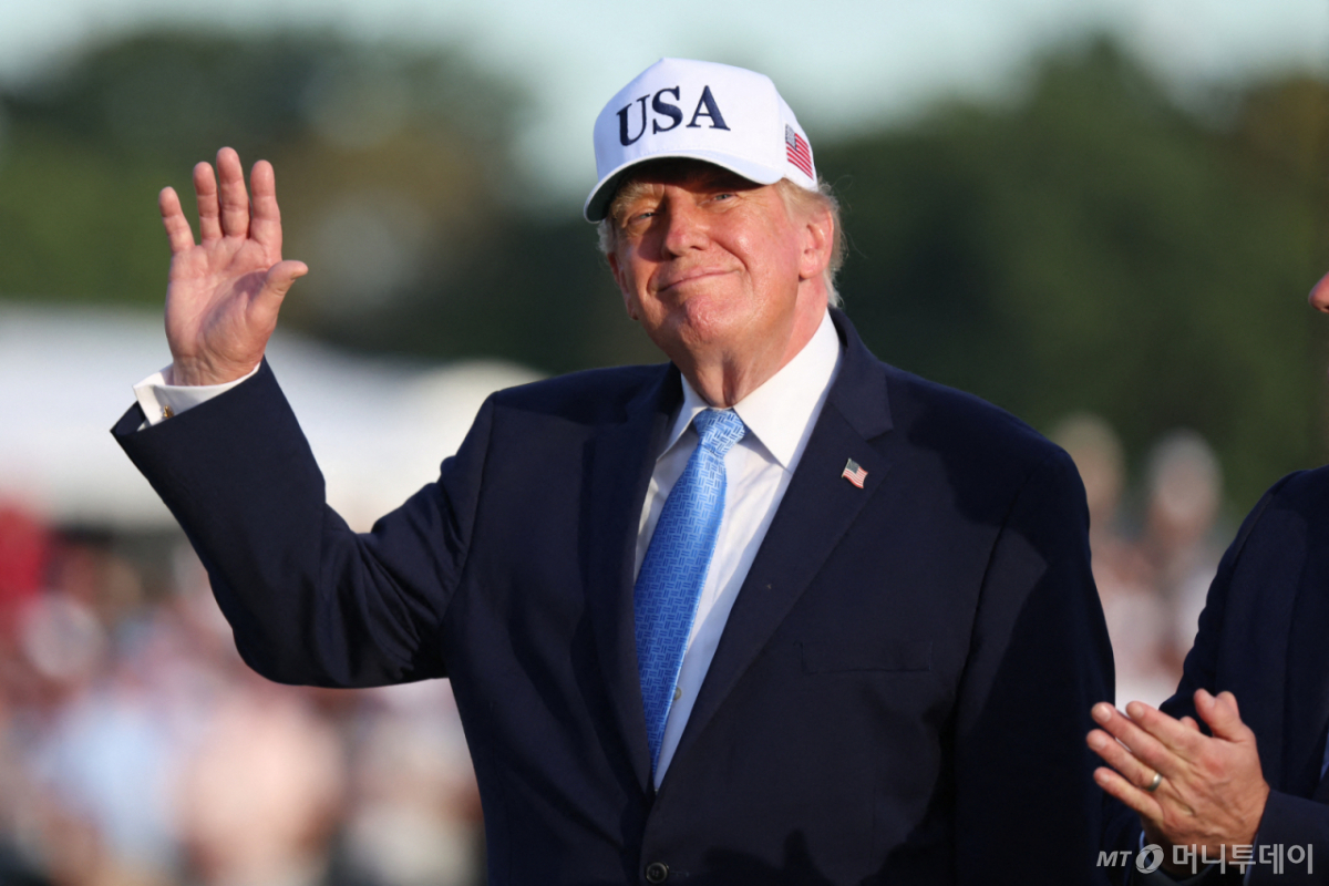 도널드 트럼프 미국 대통령이 27일(현지시간) 일리노이주 메디나에서 열린 미국프로골프(PGA) 투어 프레지던츠컵 트로피 시상식에서 손을 흔들고 있다/로이터=뉴스1 /사진=(메디나 로이터=뉴스1) 김경민 기자
