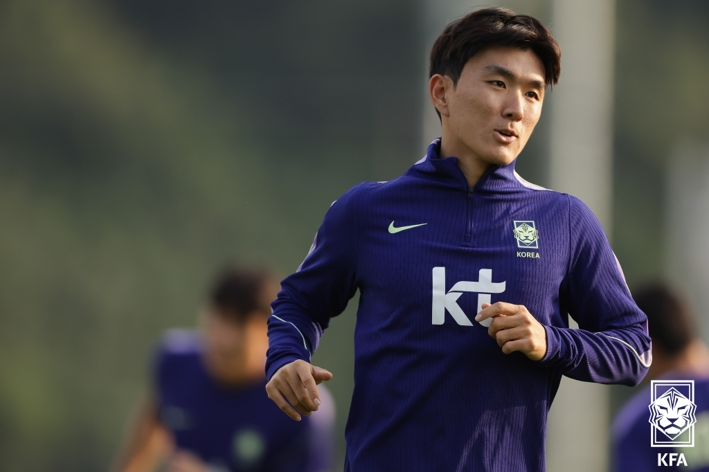 황인범이 로베르트 모레노 감독 체제의 대한민국 축구 국가대표팀 훈련 중 몸을 풀고 있다. /사진=대한축구협회(KFA) 제공