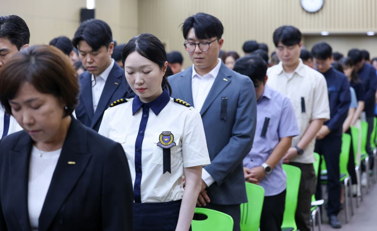(서울=뉴스1) 안은나 기자 = 3일 오후 서울 중구 한국철도공사(코레일) 서울본부에서 열린 '고속철도 통합 안전, 서비스 실천 서약식'에서 참석자들이 의왕역 사망사고 등 철도사고로 숨진 직원들을 추모하며 묵념하고 있다. 2026.9.3/뉴스1 Copyright © 뉴스1. All rights reserved. 무단 전재 및 재배포, AI학습 이용 금지. /사진=(서울=뉴스1) 안은나 기자