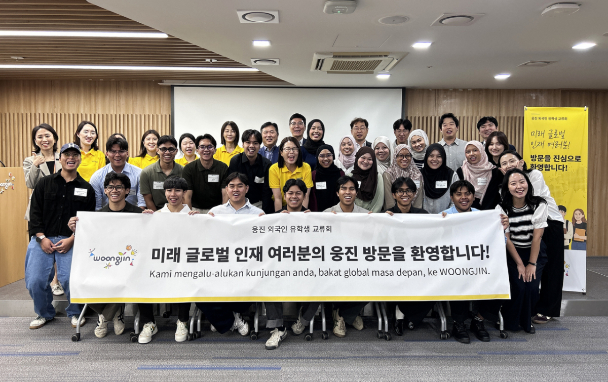 이달 웅진 청계 사옥에서 열린 '말레이시아 유학생 교류회'에서 참가자들이 기념촬영을 하고 있다./사진제공=웅진