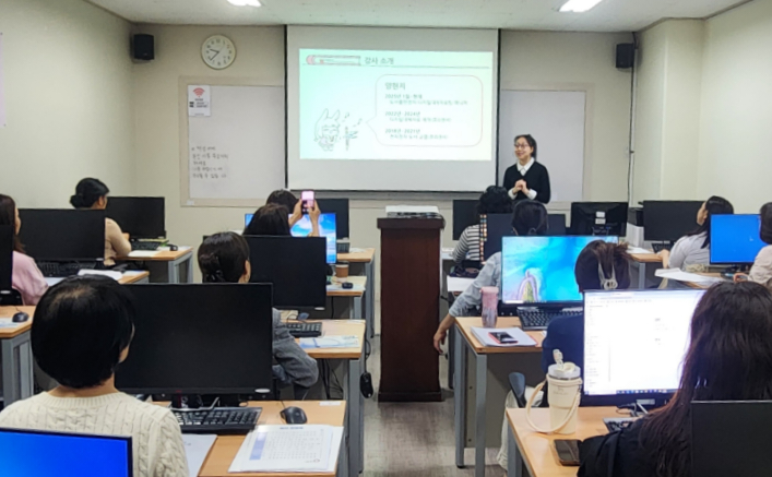 메인비즈협회가 운영하는 중장년내일센터가 도서출판점자와 협약을 맺고 진행하는 '디지털 대체자료 제작실무자 양성교육' 모습. /사진제공=메인비즈협회