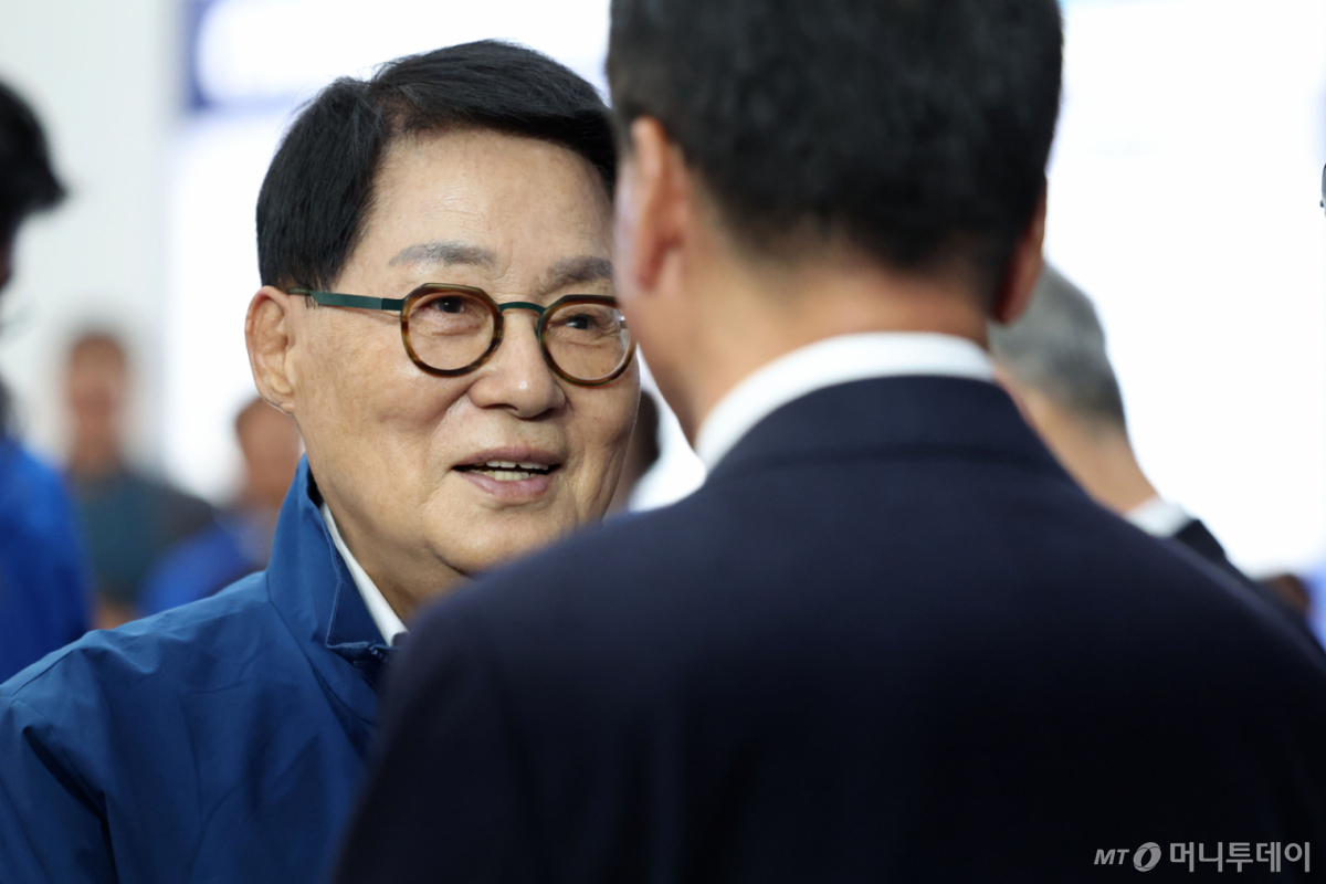 (광주=뉴스1) 이승현 기자 = 10일 광주 서구 소재 민형배 전남광주특별시장 후보 사무소에서 열린 민주당 선거대책위원회 출범식에서 전북 군산김제부안을에 전략 공천된 박지원 최고위원이 들어서고 있다. 2026.5.10/뉴스1 Copyright © 뉴스1. All rights reserved. 무단 전재 및 재배포, AI학습 이용 금지. /사진=(광주=뉴스1) 이승현 기자