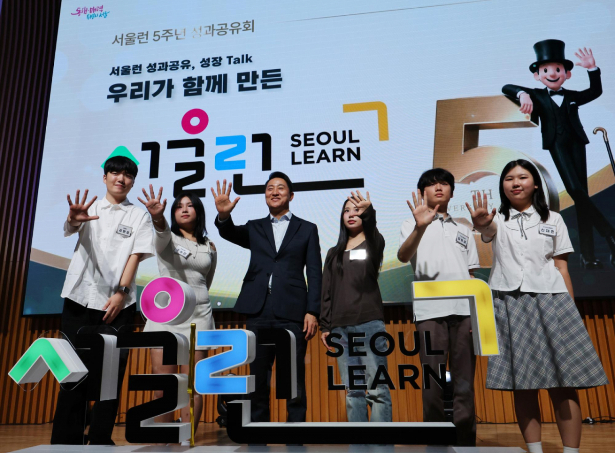오세훈 서울시장이 지난 6일 서울시청 다목적홀에서 열린 서울런 5주년 성과공유회에 참석해 서울런 학생들, 맨토들과 신규 BI 부착 퍼포먼스 후 기념촬영을 하고 있다. /사진=뉴시스