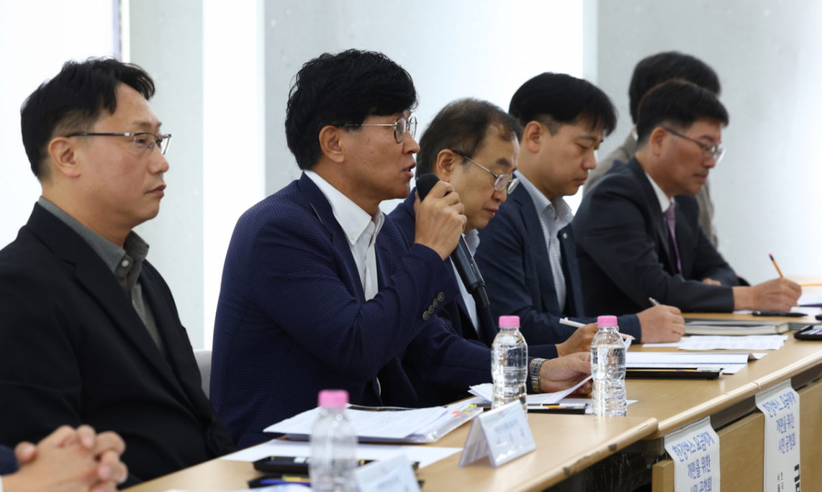 29일 서울 중구 서울시청 서소문청사 후생동에서 열린 한강버스 요금체계 개편을 위한 공청회에서 박동주 서울시립대학교 교통공학과 교수가 발언하고 있다./사진=뉴시스