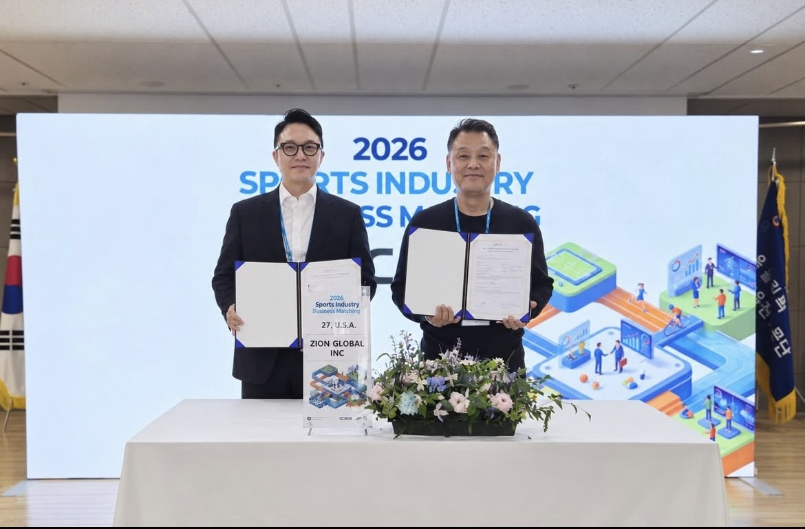 영산대 그린창업보육센터 입주기업 이현우 (주)서브랩 대표(왼쪽)와 조슈아 고 미국 바이어가 업무협약을 체결한 뒤 기념사진을 촬영하고 있다. /사진제공=영산대