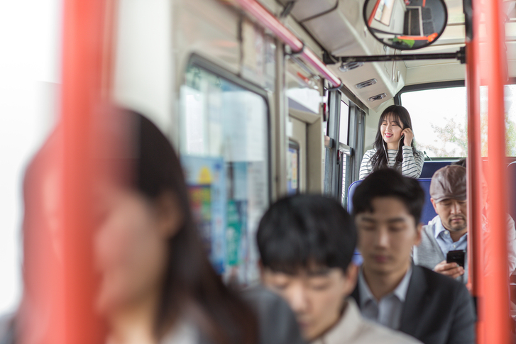 버스에서 옆자리에 앉은 20대 여성을 추행한 현직 군인이 경찰에 붙잡혔다. 기사 내용과 관련이 없는 자료사진./사진=게티이미지뱅크.