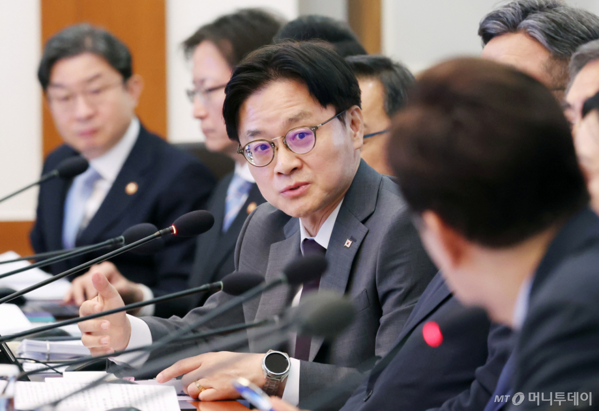 [서울=뉴시스] 조성봉 기자 = 김정관 산업통상부 장관이 29일 청와대에서 열린 국무회의에서 이재명 대통령의 질의에 답하고 있다. 2026.09.29. suncho21@newsis.com /사진=김진아