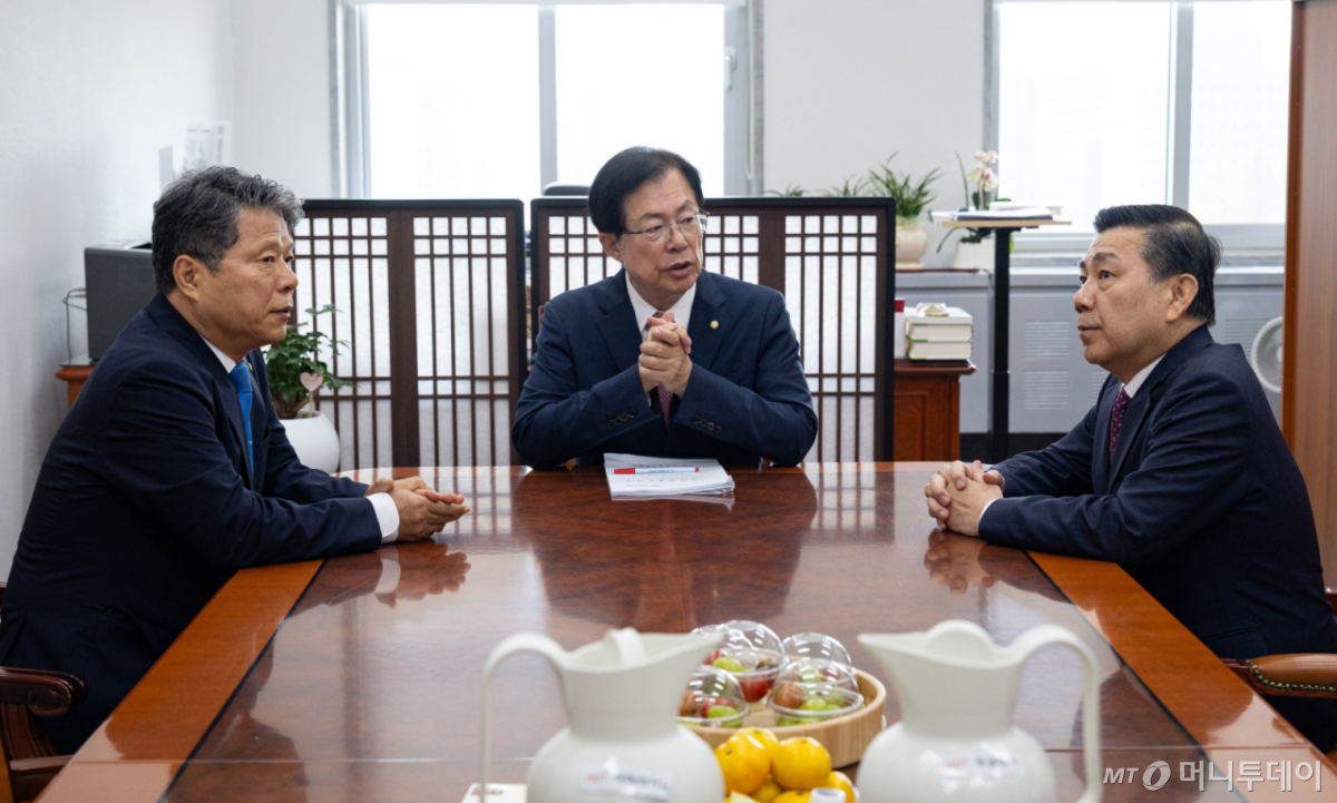 국회 보건복지위원회 이만희 위원장(가운데)과 더불어민주당 서영석(왼쪽), 국민의힘 백종헌 간사가 29일 서울 여의도 국회에서 열린 제439회 국회(정기회) 보건복지위원회 제3차 전체회의 산회 후 위원장실에서 국정감사 증인채택 관련 논의를 이어가고 있다./사진=뉴스1