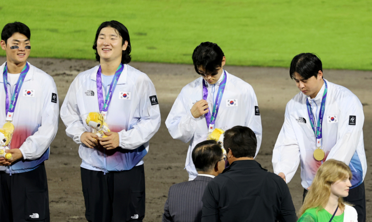 한국 야구 대표팀 김주원(왼쪽부터), 곽빈, 김도영, 노시환이 지난 27일 일본 아이치현 도요하시 시민구장에서 열린 2026 아이치·나고야 야구 슈퍼라운드 한국과 일본 결승전에서 승리한 뒤 금메달을 수상하고 있다. /사진=강영조 선임기자