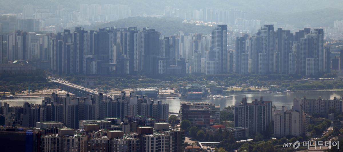 [서울=뉴시스] 김선웅 기자 = 서울 강남 3구(강남·서초·송파) 아파트 단지에서 최근 몇 달 사이 이전 거래보다 수억원 낮은 값에 계약이 이뤄지고 호가를 낮춘 매물도 나온 것으로 나타났다. 양도세 중과 유예 종료와 세제개편 발표 이후 가격 조정 거래가 나타나는 것으로 풀이된다. 사진은 이날 서울 아파트 단지의 모습. 2026.09.29. /사진=김선웅