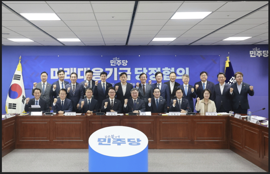 29일 서울 국회의원회관에서 열린 '미래대응기금 및 지방교부세 개편 당정협의회' 참석자들이 기념촬영을 하고 있다./사진제공=충남도
