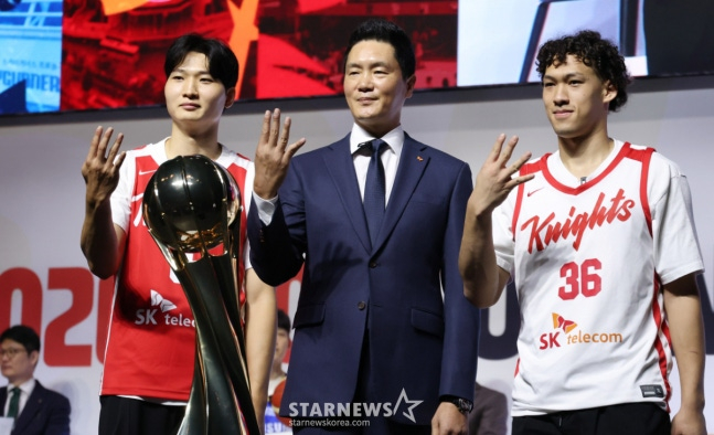 (왼쪽부터) SK 안영준, 전희철 감독, 에디 다니엘.  /사진=김진경 대기자