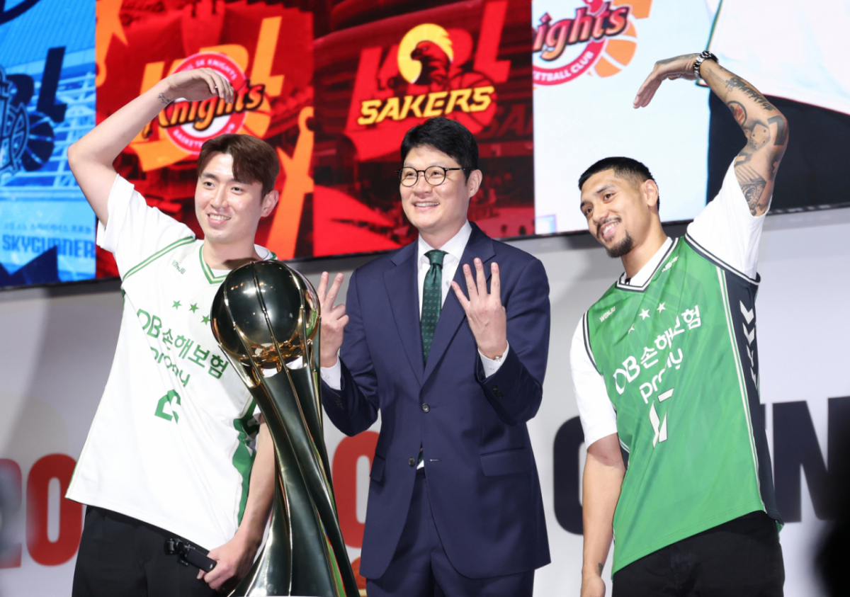 2026-2027 프로농구 개막 미디어데이가 29일 서울 한남동 블루스퀘어 우리WON뱅킹홀에서 열렸다. 원주 DB 강상재(왼쪽부터), 이규섭 감독, 이선 알바노가 포토타임을 갖고 있다. /사진=김진경 대기자
