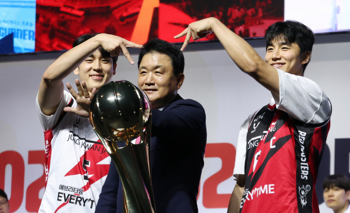 2026-2027 프로농구 개막 미디어데이가 29일 서울 한남동 블루스퀘어 우리WON뱅킹홀에서 열렸다.  안양 정관장 변준형(왼쪽부터), 유도훈 감독, 박지훈이 포토타임을 갖고 있다. /사진=김진경 대기자