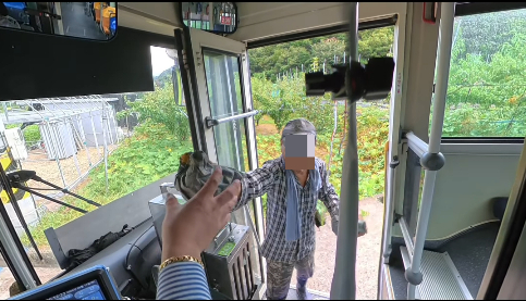 "요거 묵어봐라, 참 맛있다"며 배를 건네는 동네 어르신./사진=조준호씨 인스타그램(@jhkger)