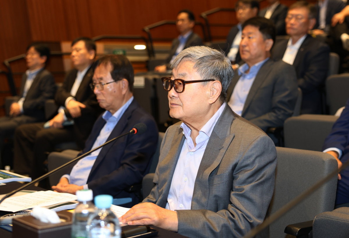 DB그룹 김준기 창업회장(오른쪽)과 이수광 그룹회장 /사진제공=DB그룹
