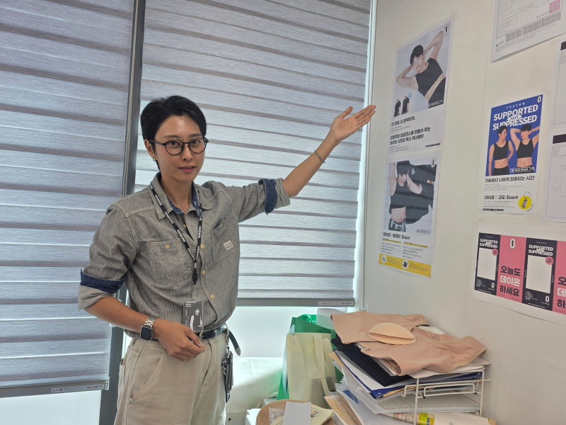 강보라 나인나인디자인랩 대표가 데이온 브라 제품을 설명하고 있다./사진=이민호기자