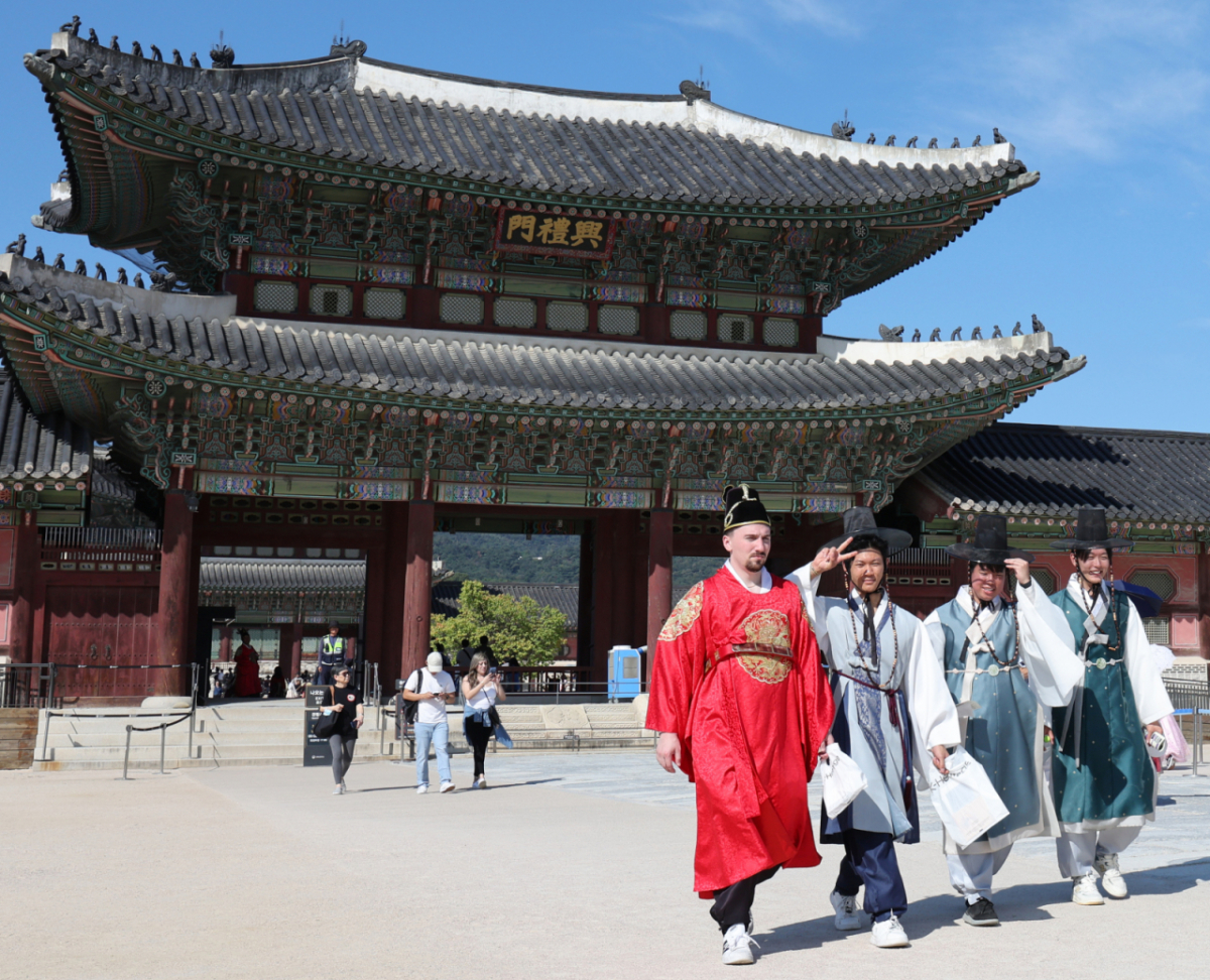 지난 28일 서울 경복궁을 찾은 외국인 관광객들의 모습. / 사진 = 뉴시스