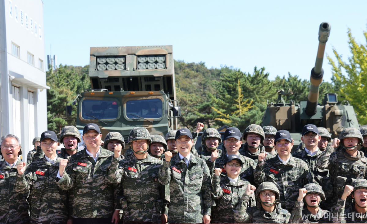 (백령도=뉴스1) 황기선 기자 = 장동혁 국민의힘 대표가 29일 인천 옹진군 백령도 해병대 제6여단에서 장병들과 파이팅을 외치고 있다. 2026.9.29/뉴스1 Copyright © 뉴스1. All rights reserved. 무단 전재 및 재배포, AI학습 이용 금지. /사진=(백령도=뉴스1) 황기선 기자